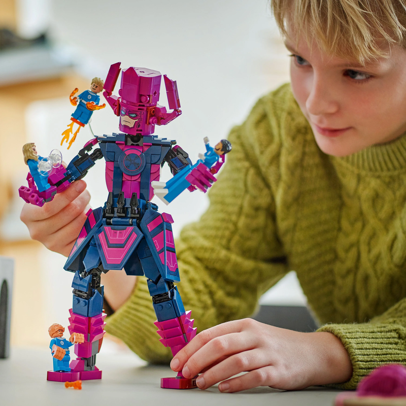 LEGO Marvel 76316 Fantastic Four vs. Galactus 8